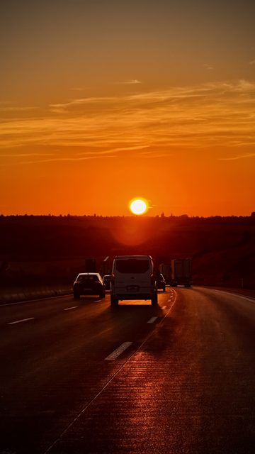 Sonnenuntergang über einer Landstraße