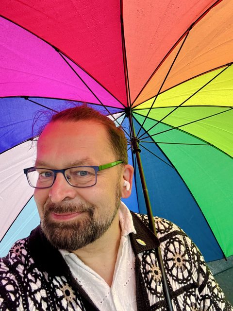 Sören mit Regenbogenschirm