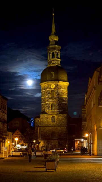 Kirchturm bei Nacht mit Mond