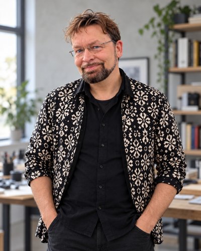 Sören Prüfer im gemusterten Hemd, KI-generiertes Porträt
